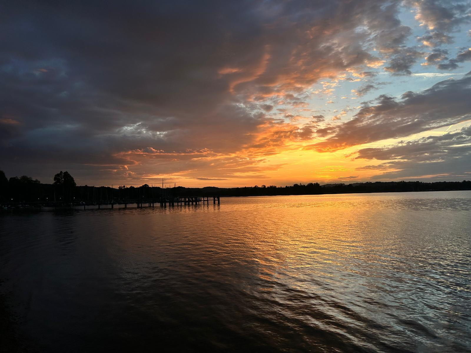 Goldenes Abendlicht über einem ruhigen See